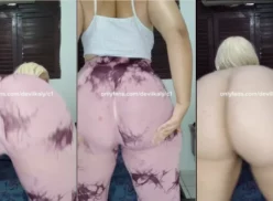 Devil Kaly se desnuda completamente frente a la cámara tras quitarse los leggins y mostrar su trasero