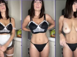 Heather Alyse, una atractiva madre con look de sirvienta sexy, luciendo su cuerpo quitándose la ropa y mostrando su trasero