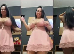 Josy Vania se revuelca con gran sensualidad, desde su vestido corto hasta su gran corona de cola