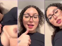 Joven influencer de Bbsants de TikTok mostrando sus grandes pechos naturales con piercing en el pezón