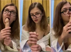 La joven nerd Lola Taylor está lamiendo a fondo su consolador de goma, mostrando sus tetas