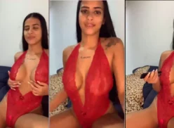 La morena Kelly Oliveira se sensualiza con unas provocativas bragas usando un vibrador para masturbarse