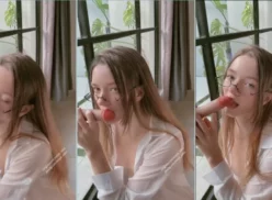 La pequeña Alice, una linda niña con gafas y pezones rosados, jugando con un juguete de goma