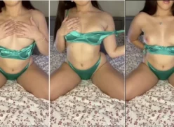 Sophiaweb una mujer muy atractiva se quita las braguitas verdes y luce sus preciosas tetas acariciando sus pezones