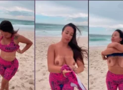 Annicpn exhibe ropa en la playa con un gran busto