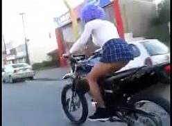 Cholita de pollera en el campo