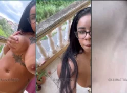 Kau Martini, una modelo tatuada, se muestra sin ropa en el balcón de la favela