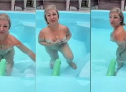 Una reina del tantra se encuentra en la piscina sin ropa disfrutando con un juguete erótico