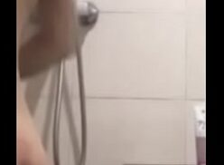 Chica bañándose interruida