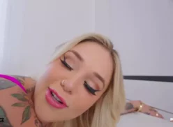 Kali Roses Desnuda Teniendo Sexo en el Sofá